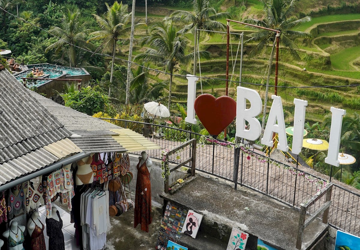 The Truth About Bali: Trash, Russians, Instagramers... and Food of the Gods