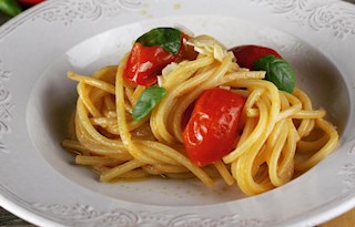 Pasta con pomodorini e basilico