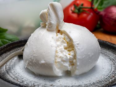 Mozzarella: story of one of the most beloved Italian cheeses
