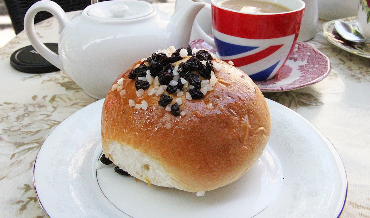 bath-bun-traditional-sweet-bread-from-bath-england