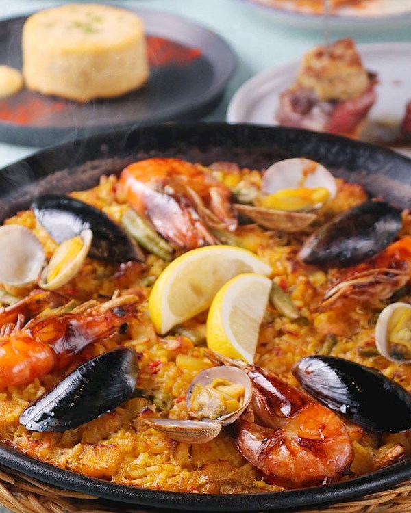 Paella fideua with chicken.Fideuá is a dish originally from Gandía that is  made in a similar way to paella, although based on noodles instead of rice  Stock Photo - Alamy