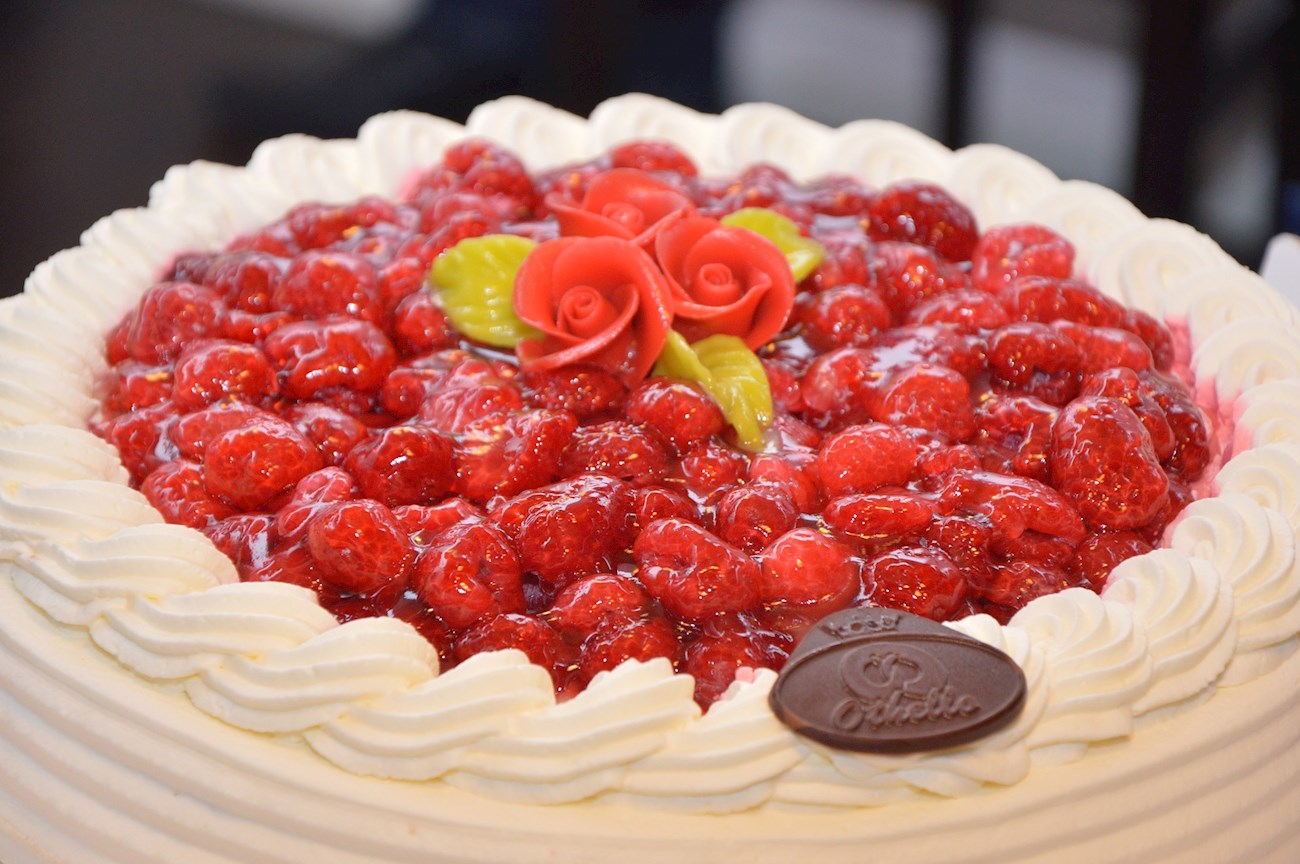 mansikkakakku-traditional-cake-from-finland-northern-europe