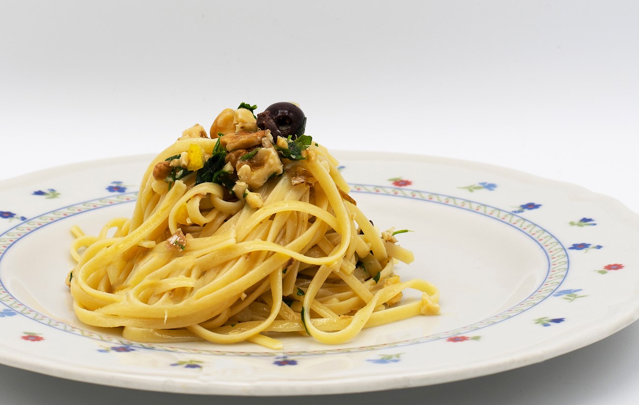 3 Most Popular Pasta Dishes With Linguine and Garlic TasteAtlas