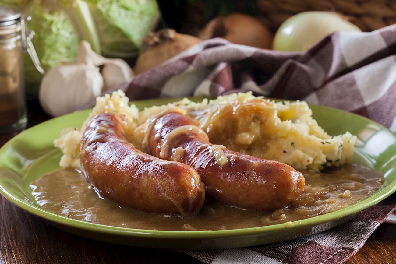 Bratwurst in Biersoße | Traditional Sausage Dish From Eastern Germany ...