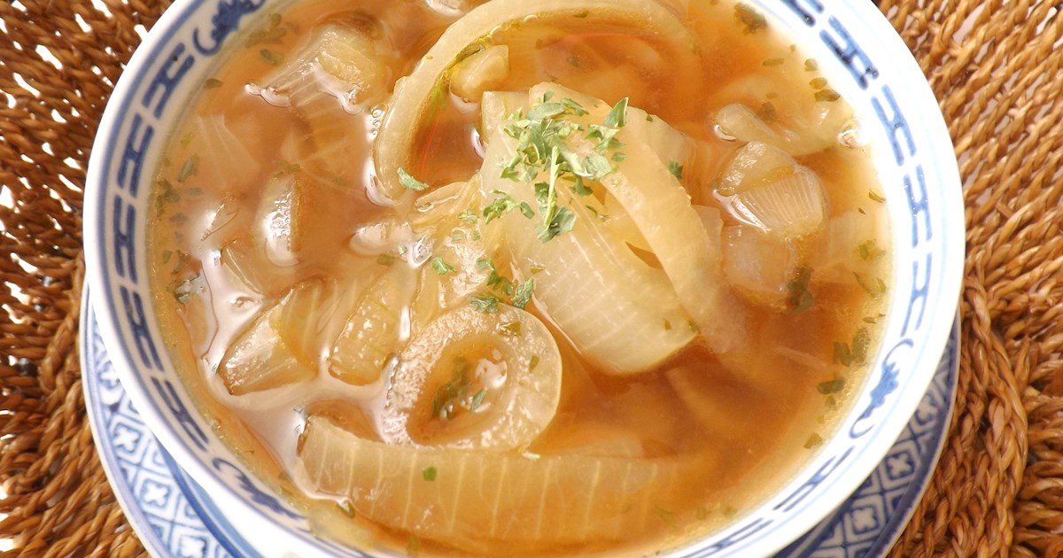 луковый суп для похудения правильный. овощной суп для похудения с сельдереем. луковый диетический супчик. диета на луковом супе. луковый суп из лука на прозрачном фоне картинки для детей.