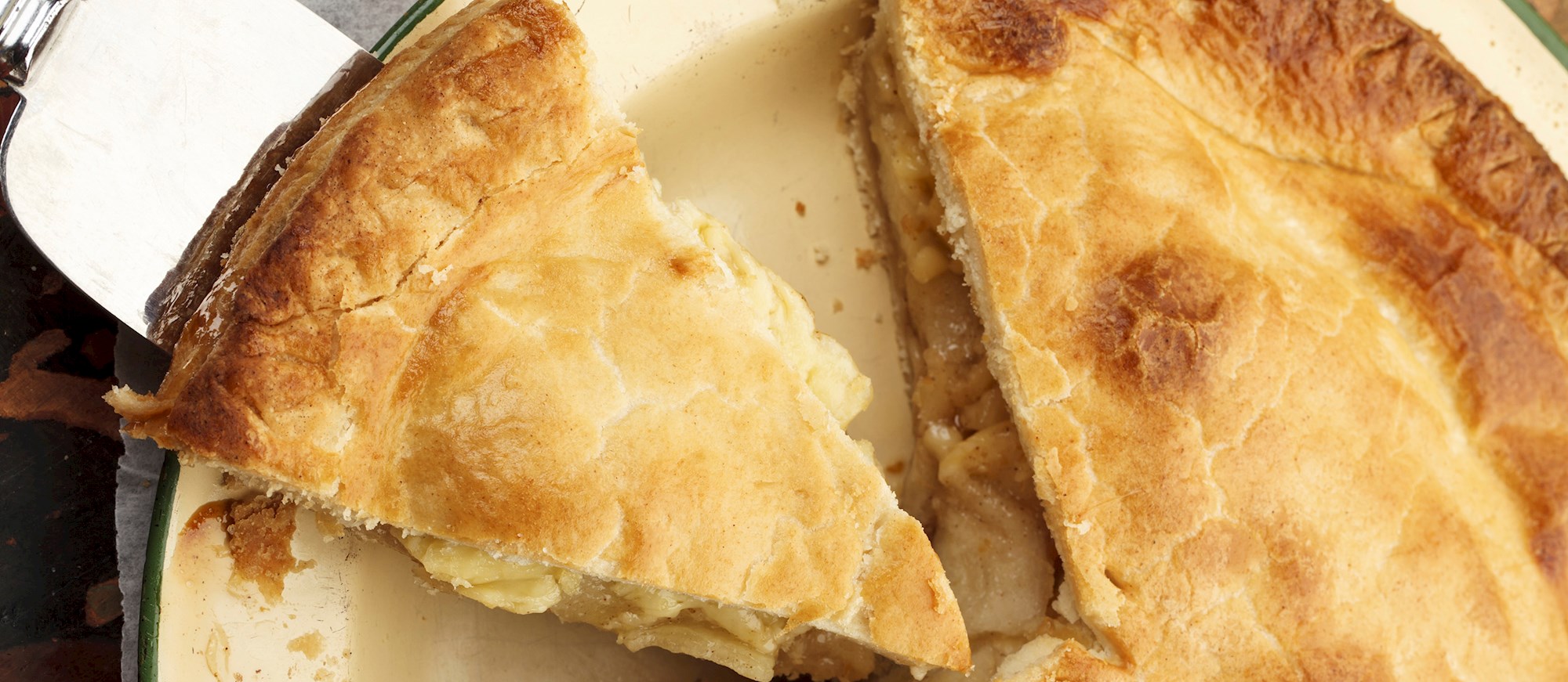 Where to Eat the Best Cheddar Cheese Apple Pie in the World? TasteAtlas