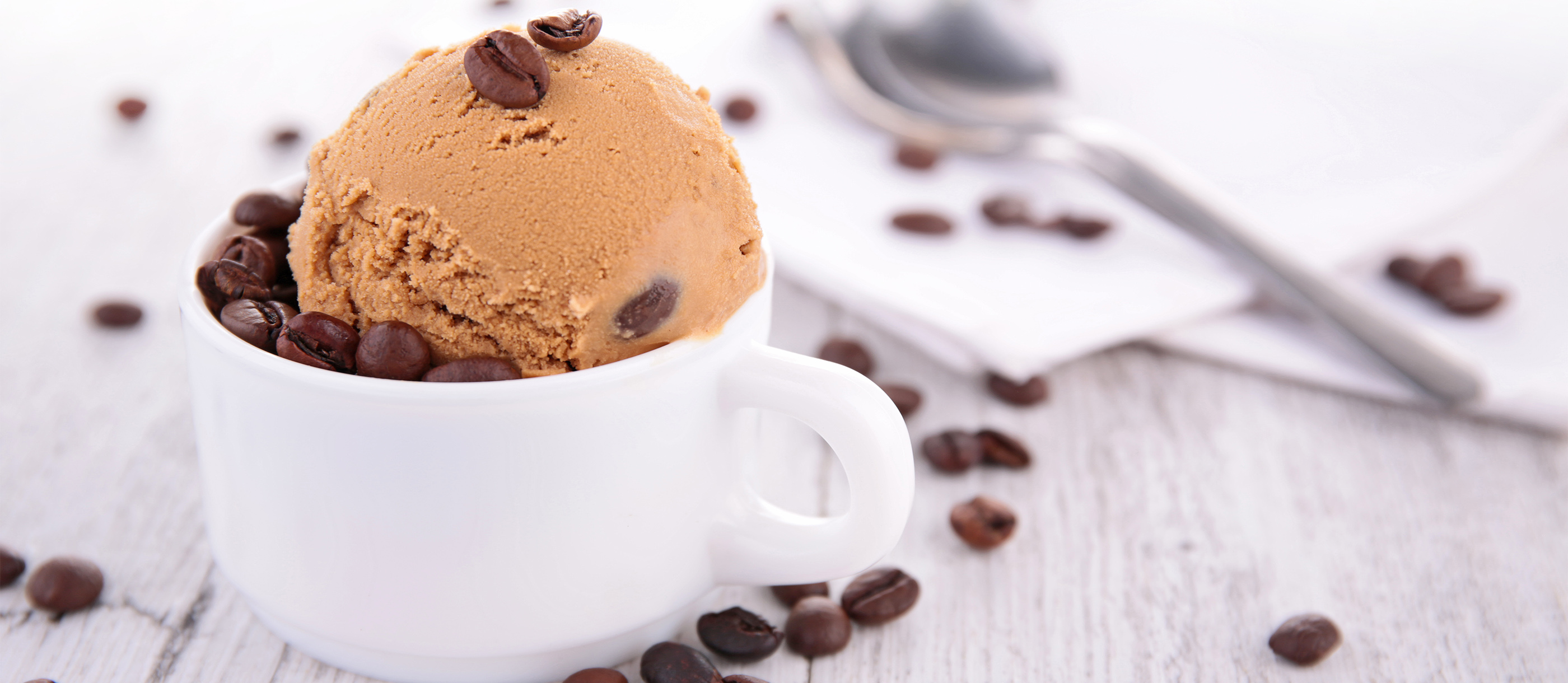 Кофе после мороженого. Кофе и мороженое. Мороженое кофейное. Айс Крим кофе. Кофе с мороженым гляссе.