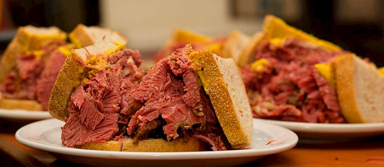 montreal-smoked-meat-in-schwartz-s-tasteatlas-recommended-authentic