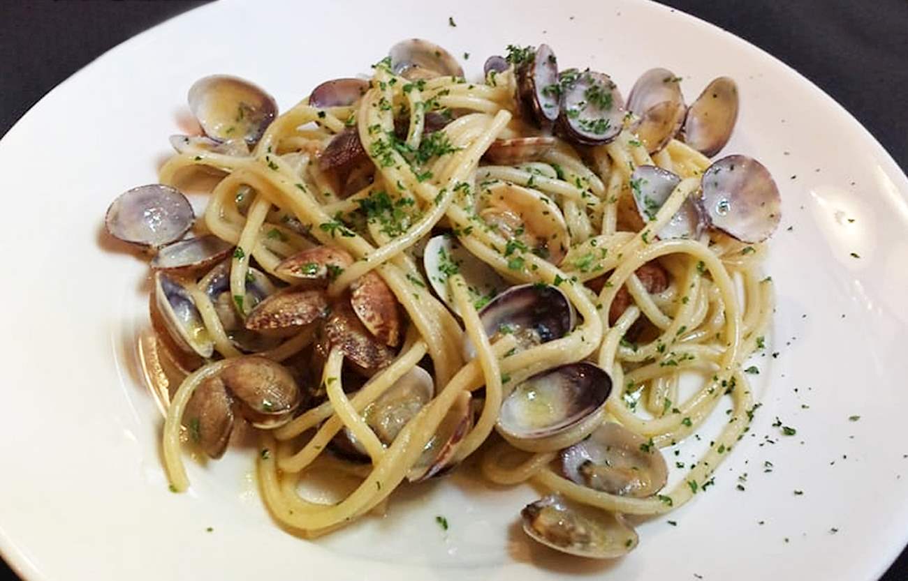 Spaghetti Alle Vongole In Osteria alle Testiere | TasteAtlas ...