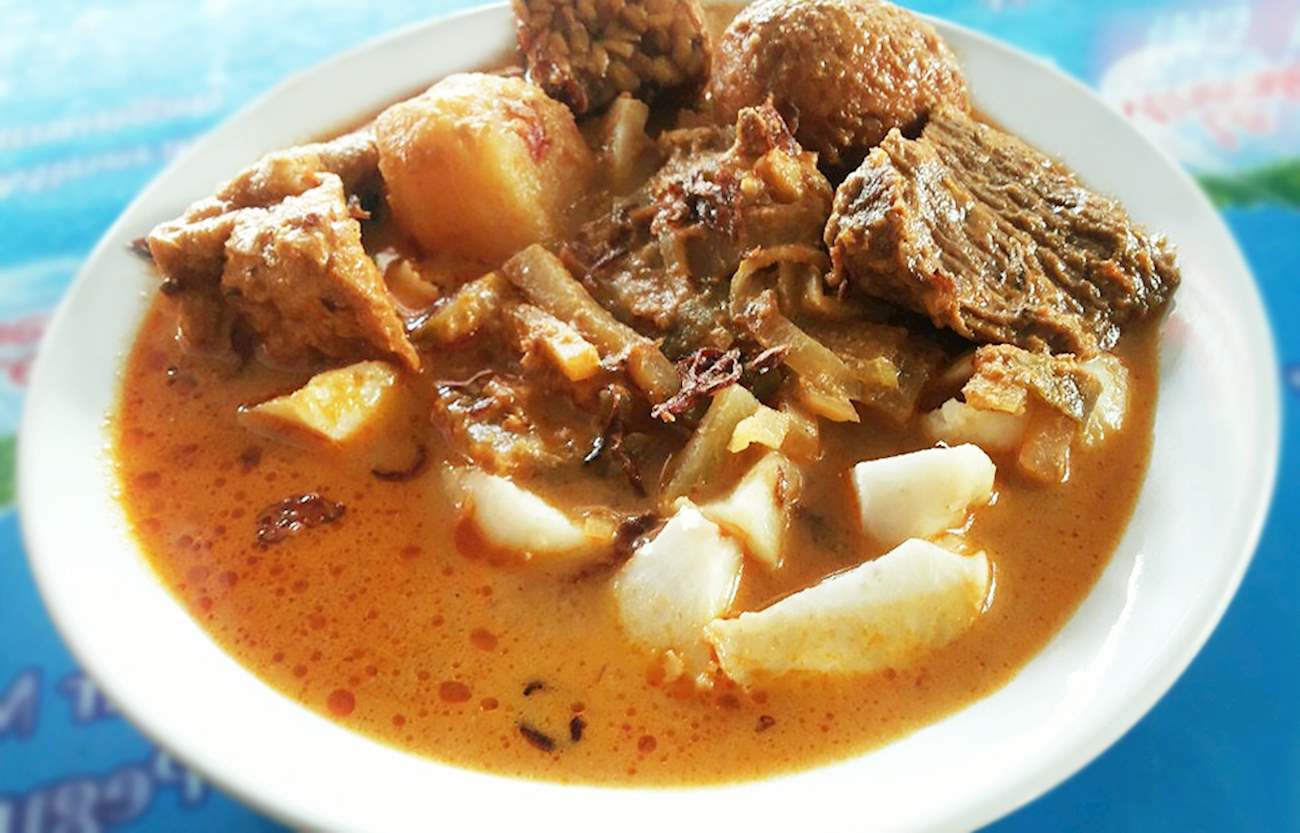 Ketupat In Ketupat Sayur CNI | TasteAtlas | Recommended authentic