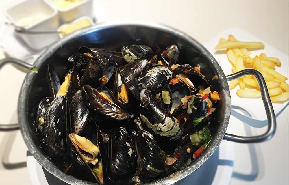 Where to Eat the Best Moulesfrites in Bruges? TasteAtlas