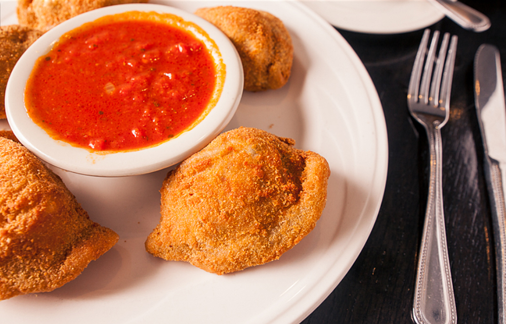 Toasted Ravioli In Lombardo's Trattoria | TasteAtlas | Recommended ...
