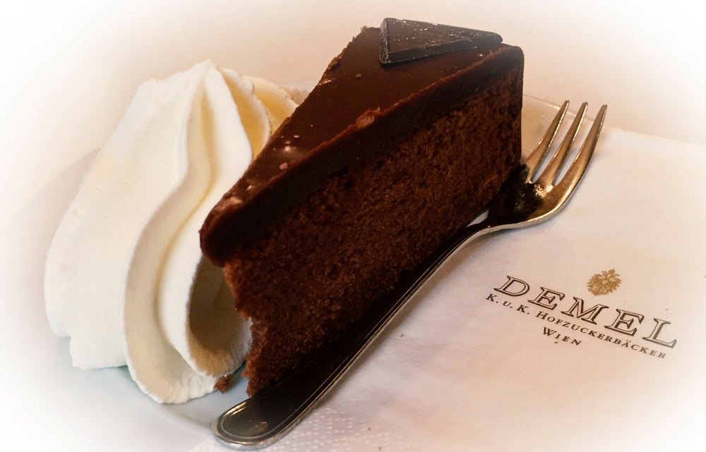 The Original Sacher- Torte cake. The Elisabeth Salon, Hotel Sacher, Vienna,  Austria Stock Photo - Alamy