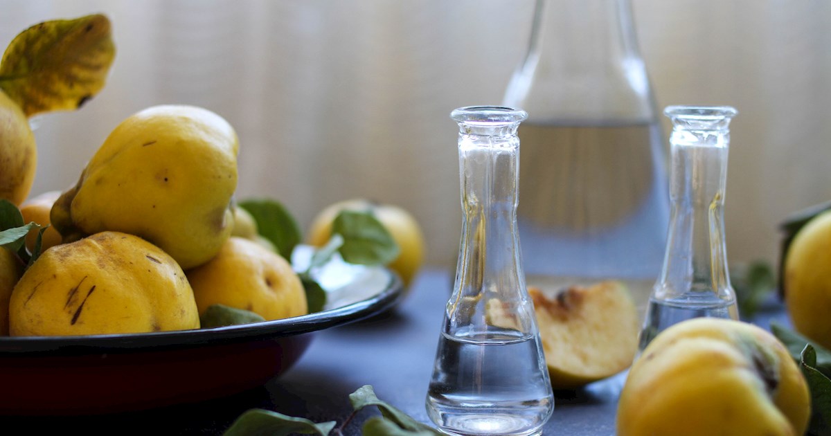 Croazia Dalpatia tavola specialità Vendita di bottiglie per bevande  alimentari alcolica muro di pietra-wall trade alcool alimentare Liquori  Vino Foto stock - Alamy