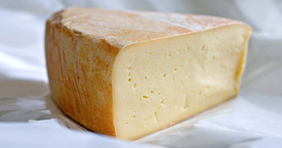 ogleshield-local-cheese-from-north-cadbury-england