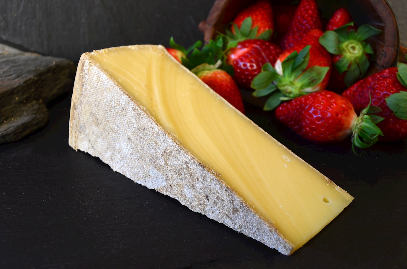 4 Most Popular Local Washed Rind Cheeses in Espace Mittelland