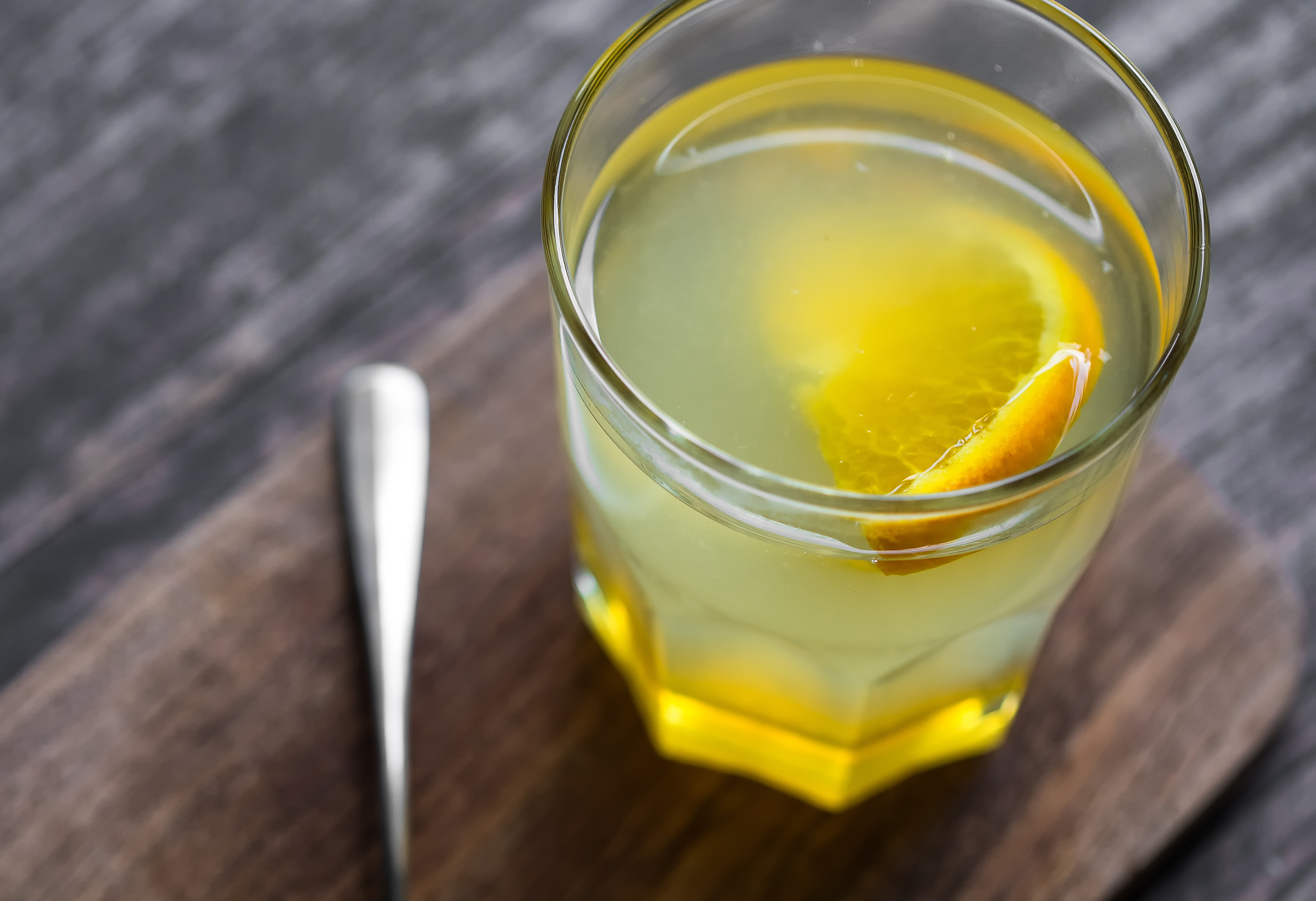 Стакан воды натощак мед. Стакан воды с медом. Стакан воды с лимоном. Вода с лимоном и медом. Лимонно медовая вода.