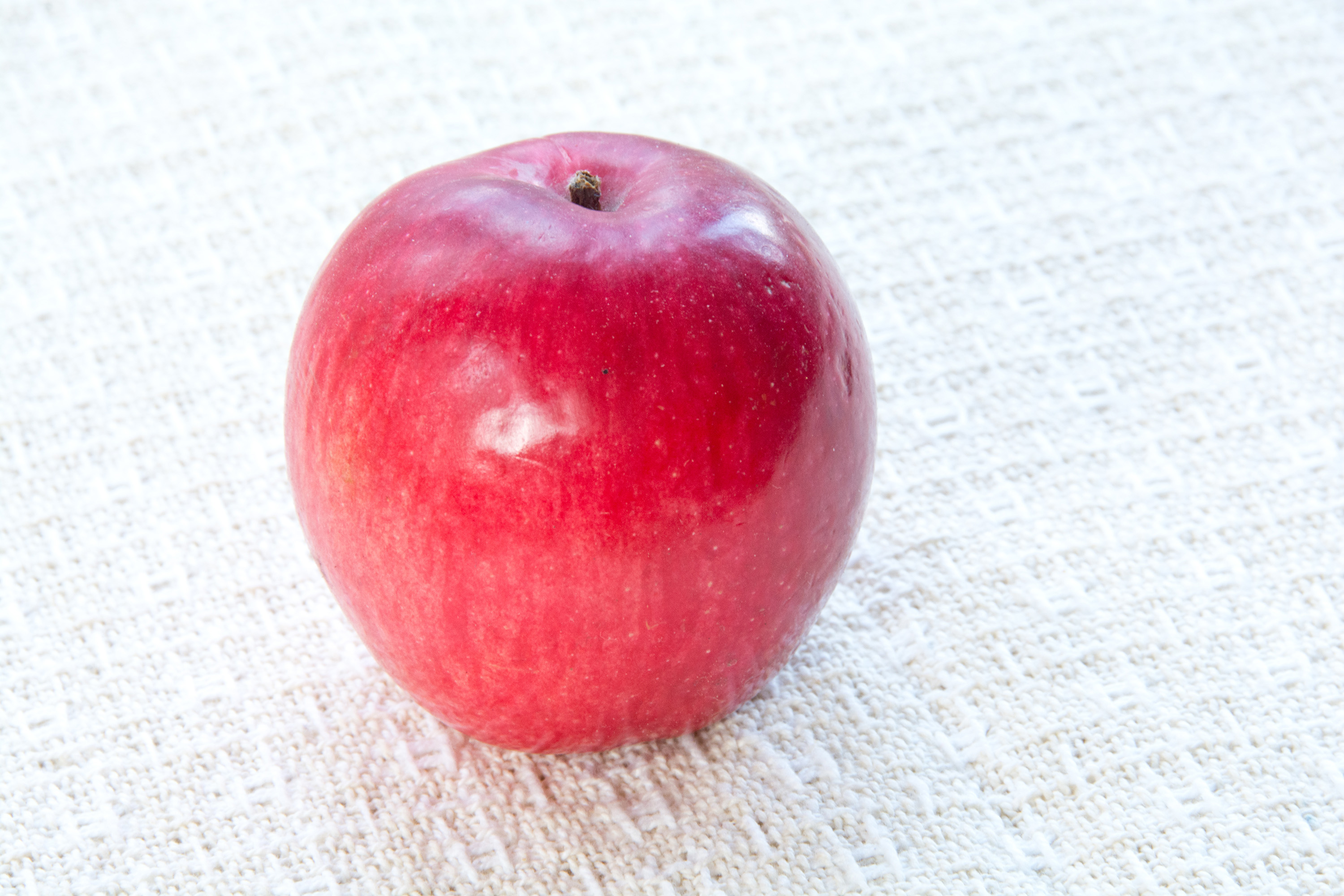 Large apple. Яблоко Либерти фото.