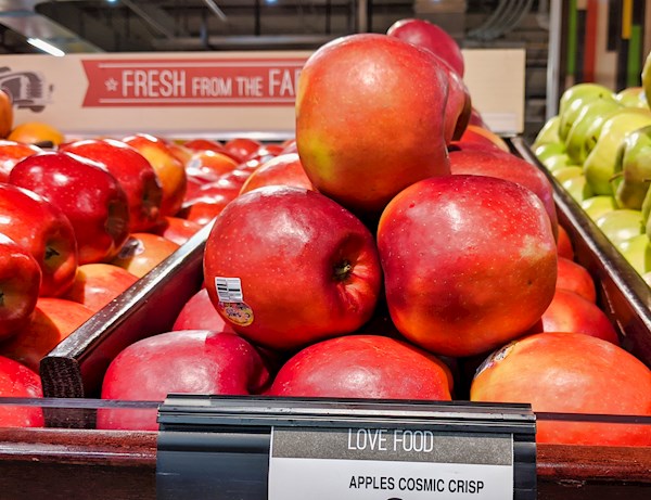 Eagerly awaited Cosmic Crisp apple begins arriving in Clark County grocery  stores - The Columbian