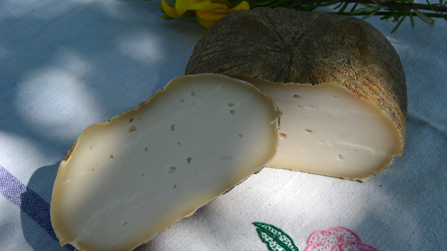 3 Best Natural Rind Cheeses in Aragon - TasteAtlas