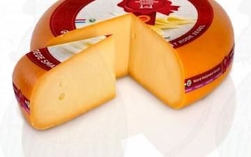 Bir yigit va qiz ofisda vaginal jinsiy aloqada bolishadi