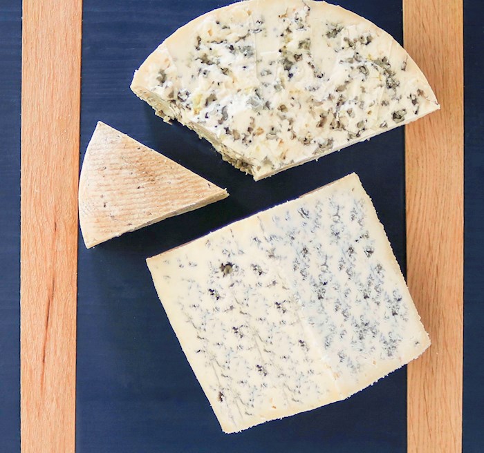 Point Reyes Farmstead Cheese Company Point Reyes Bay Blue - Best Gourmet  Products | TasteAtlas