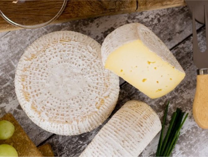 Two Hoots Cheese Barkham Belle Best Gourmet Products TasteAtlas