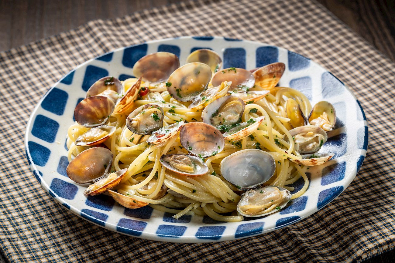 Spaghetti Alle Vongole in Bianco ii Authentic Recipe | TasteAtlas