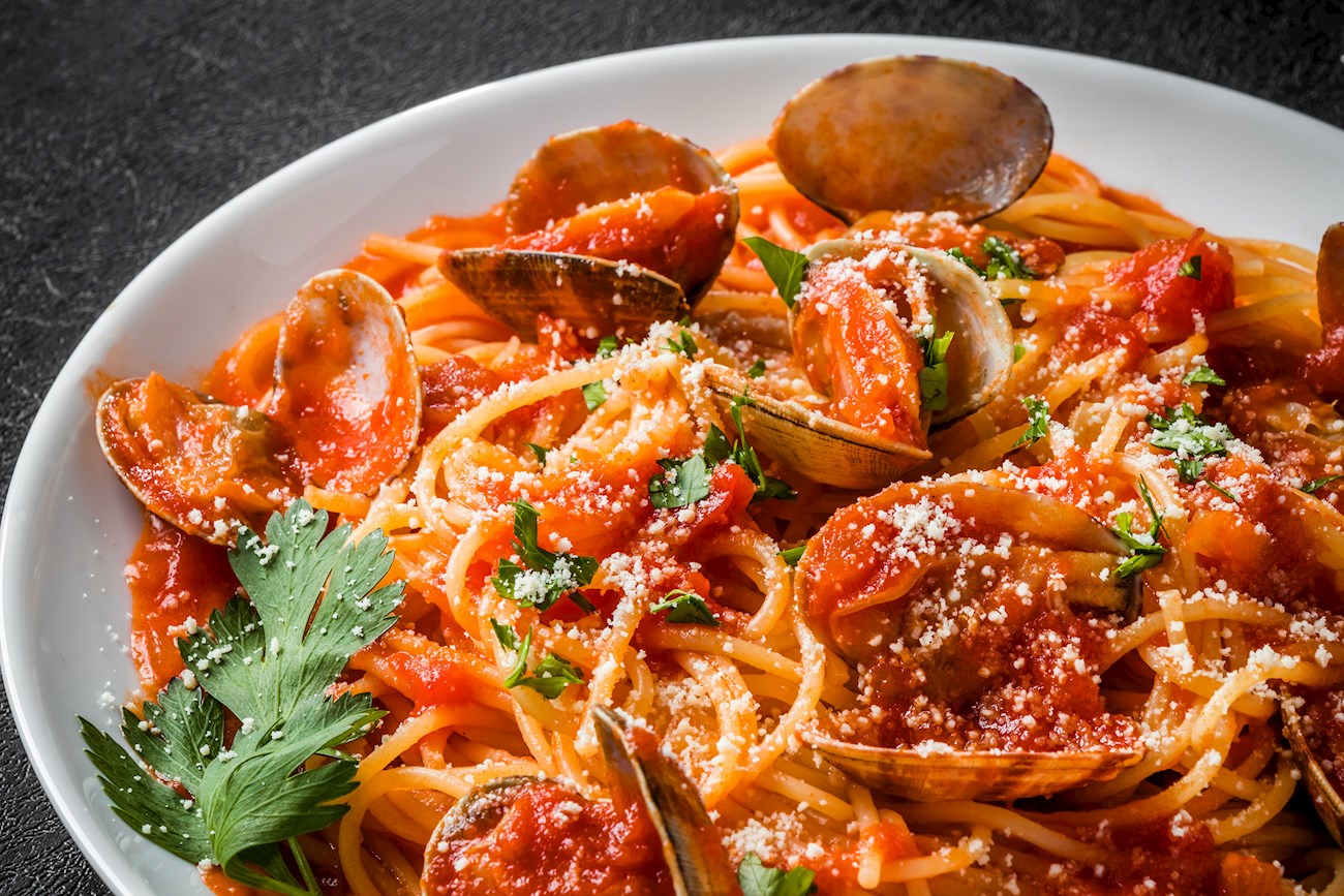 Spaghetti Alle Vongole in Rosso i Authentic Recipe | TasteAtlas