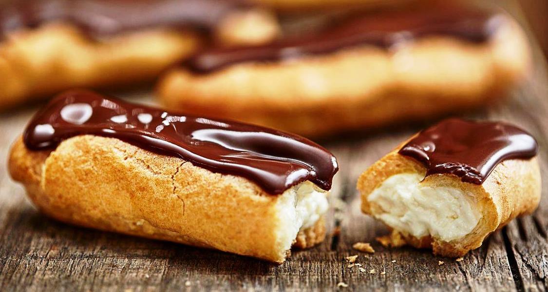 Процесс приготовления эклеров. Заварные эклеры. Пирожное эклер. Эклер перевод с французского. Эклер шоколадный.