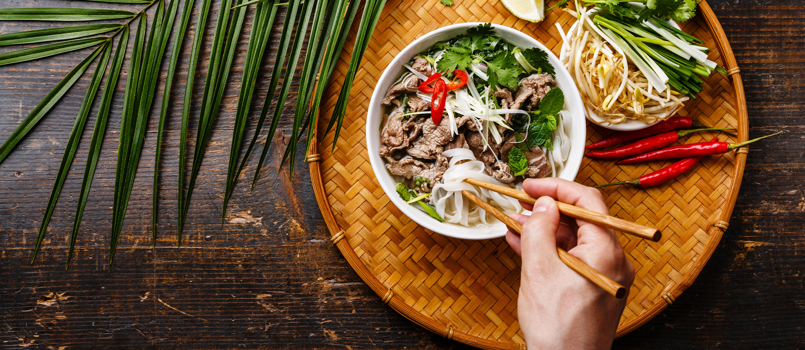 Pho адлер. Вьетнамская кухня на столе. Вьетнамская кухня баннер. Вокруг света Вьетнамская кухня. Кафе вьетнамской кухни баннер.